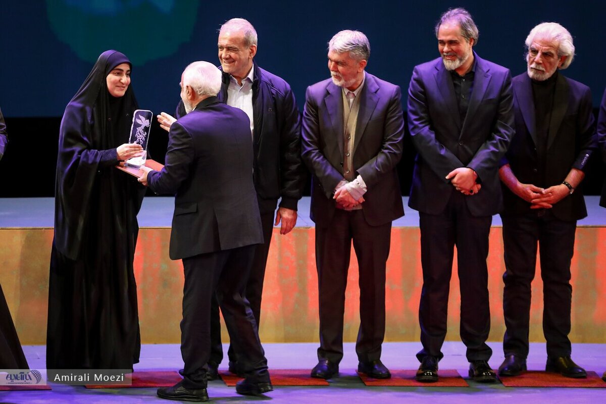 اهدای جوایز برندگان جشنواره فیلم فجر