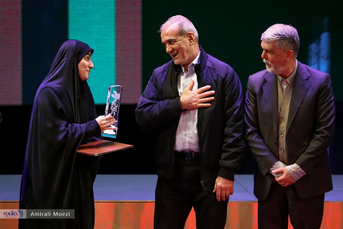 اهدای جوایز برندگان جشنواره فیلم فجر