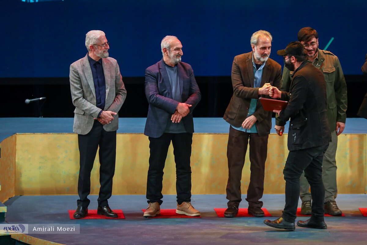 اهدای جوایز برندگان جشنواره فیلم فجر