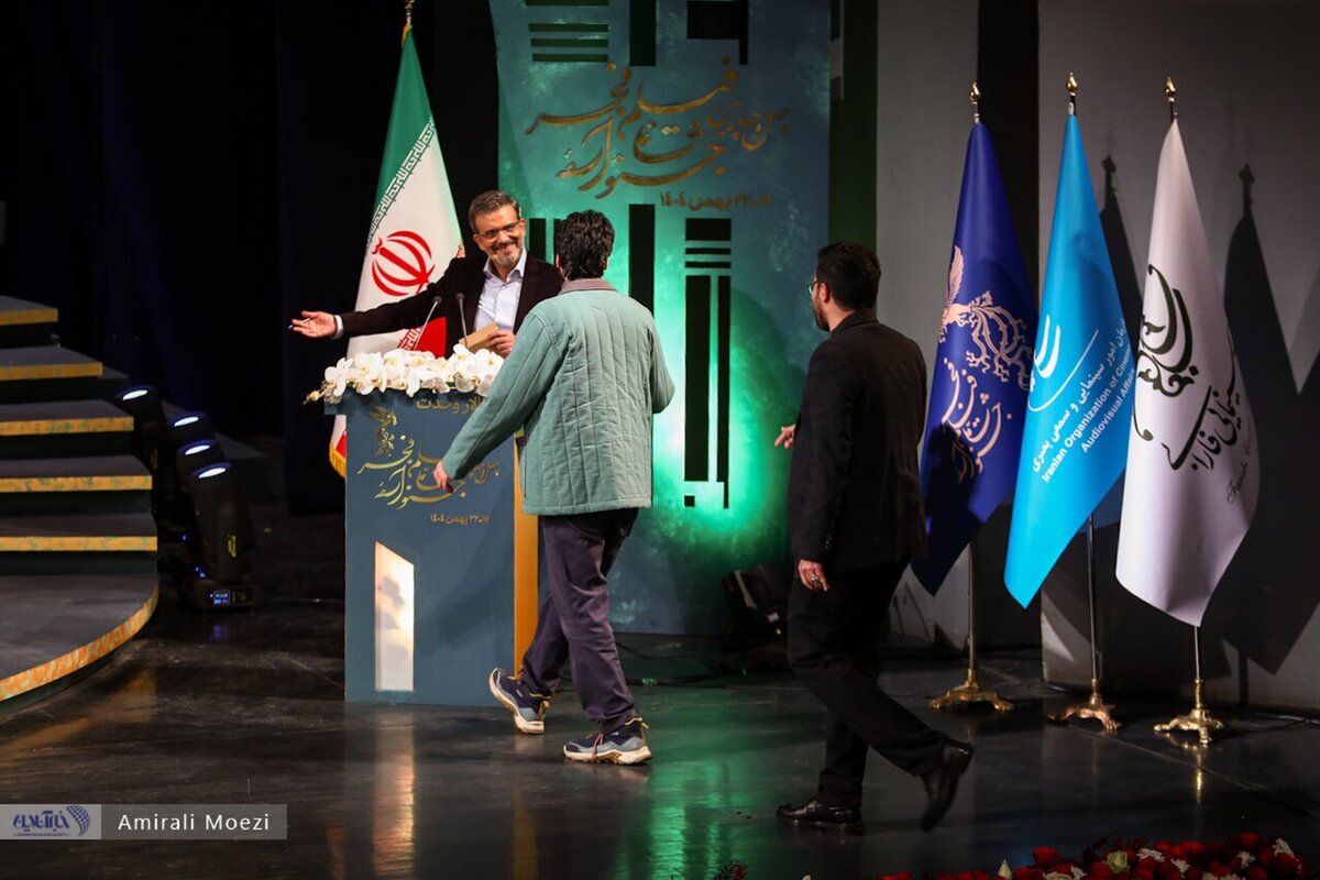 اهدای جوایز برندگان جشنواره فیلم فجر