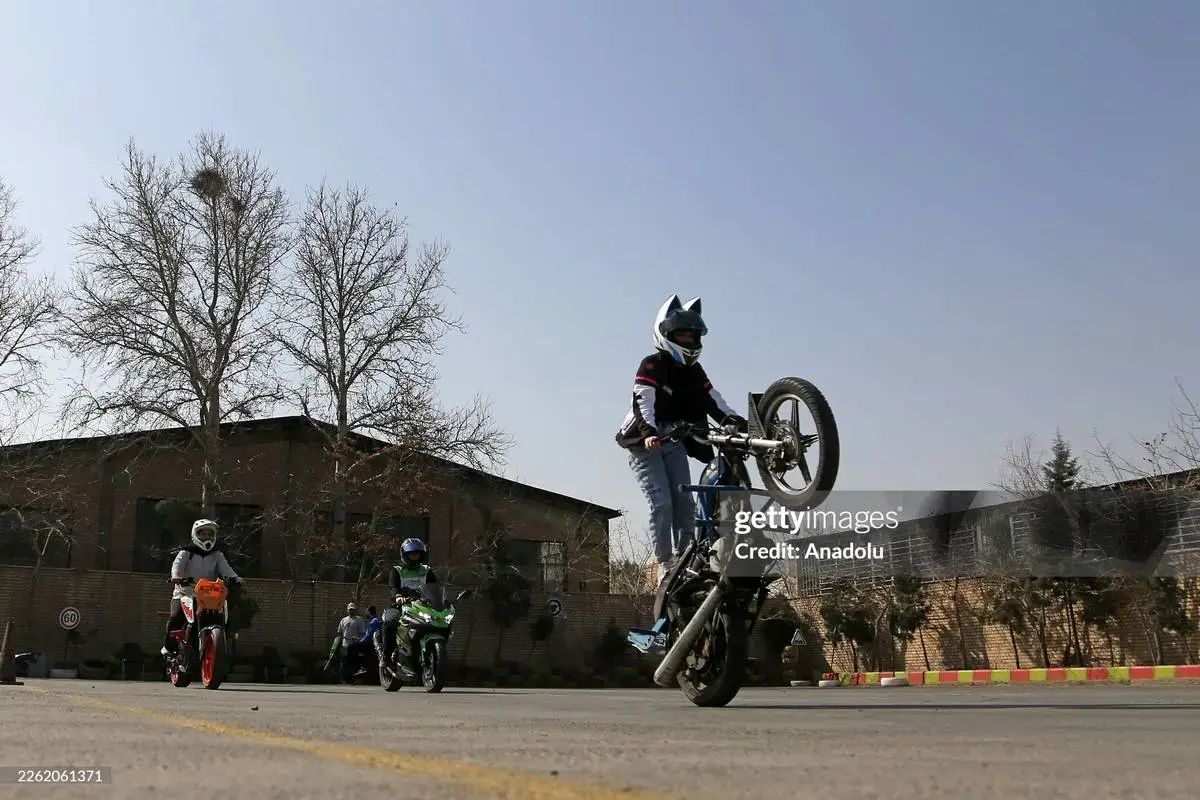 حرکات خاص دختران موتور سوار ایرانی