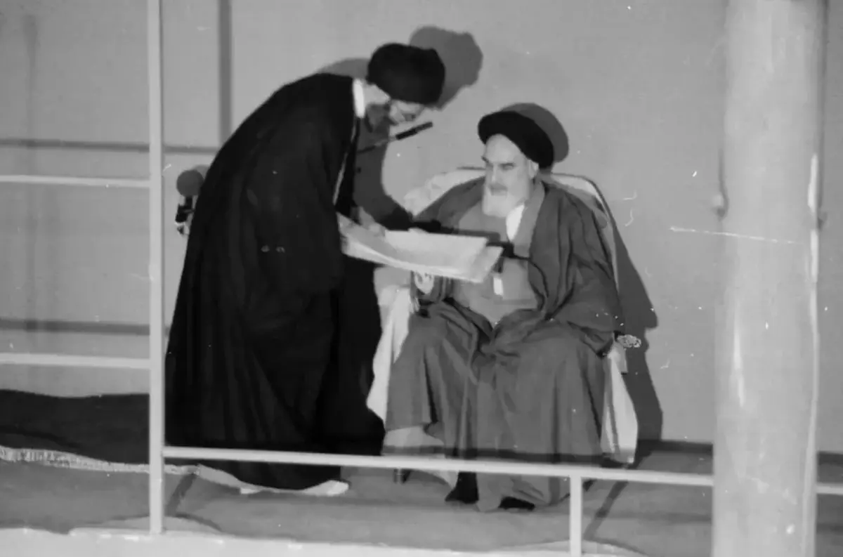 رهبر انقلاب از یک و نیم سالگی تا پایان حیات