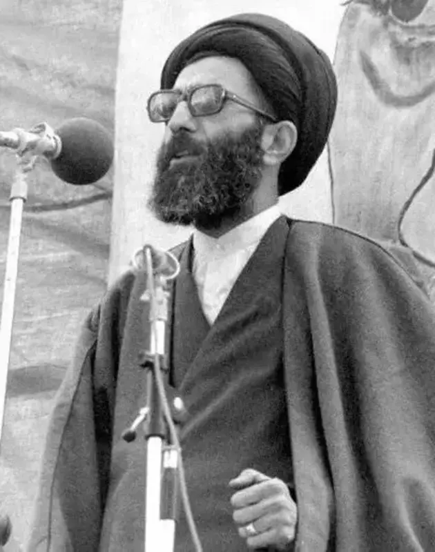 رهبر انقلاب از یک و نیم سالگی تا پایان حیات