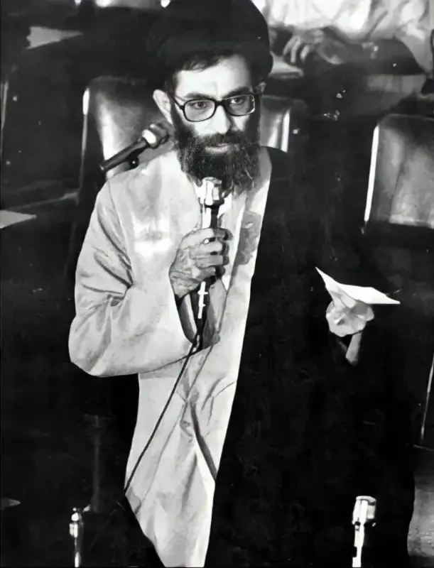 رهبر انقلاب از یک و نیم سالگی تا پایان حیات