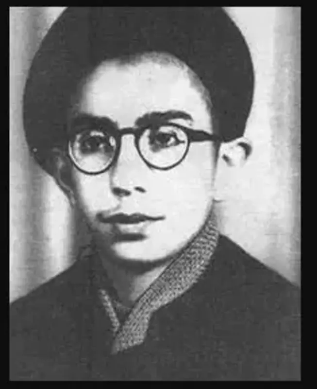 رهبر انقلاب از یک و نیم سالگی تا پایان حیات