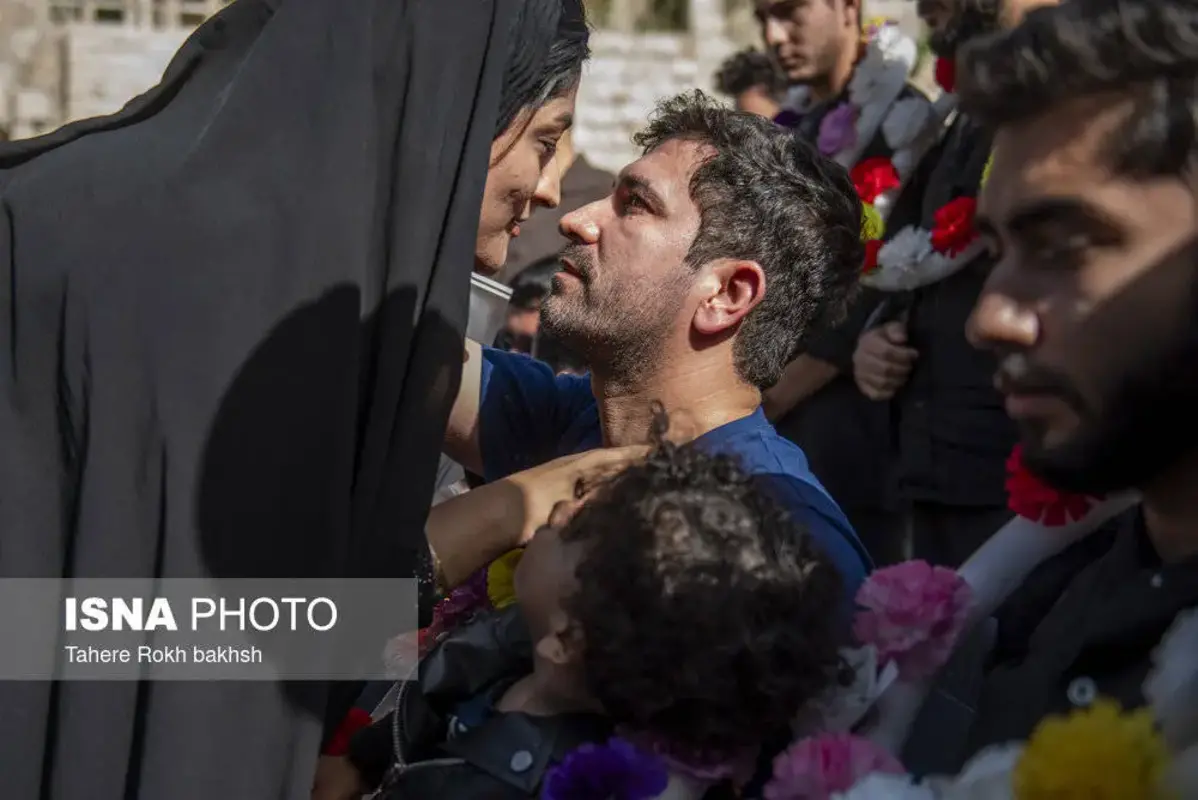 استقبال پرشور از خدمه بازمانده ناوشکن دنا در شیراز