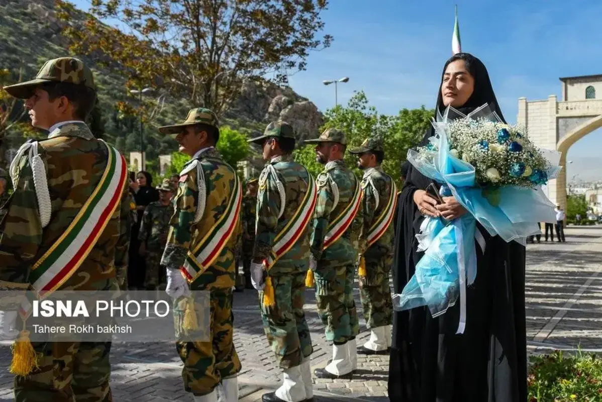 استقبال پرشور از خدمه بازمانده ناوشکن دنا در شیراز