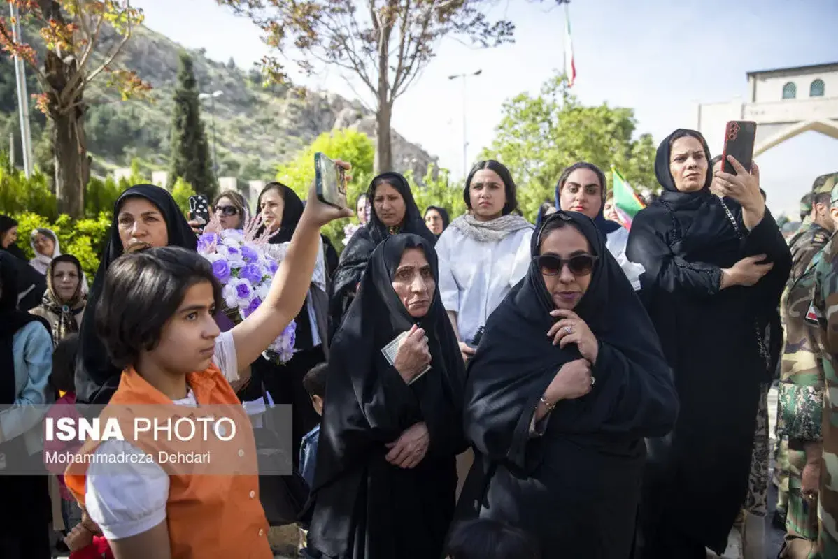 استقبال پرشور از خدمه بازمانده ناوشکن دنا در شیراز