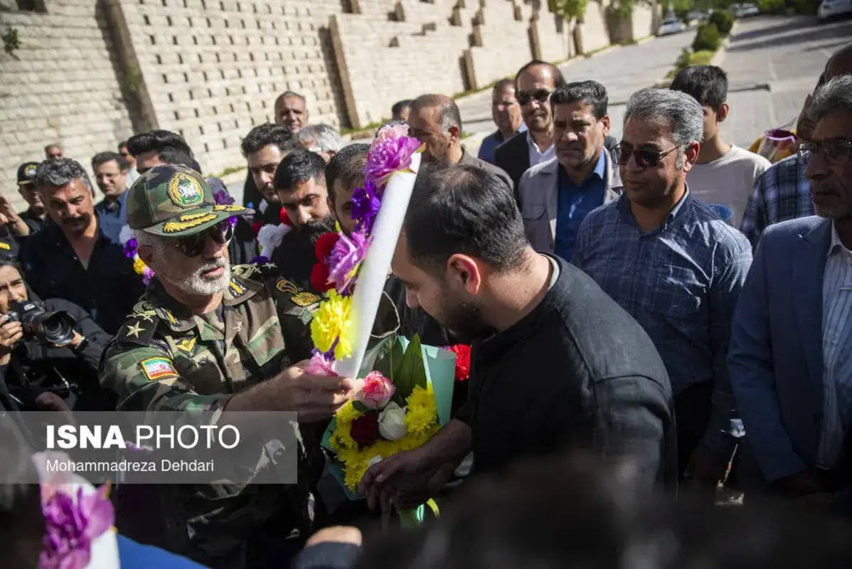 استقبال پرشور از خدمه بازمانده ناوشکن دنا در شیراز