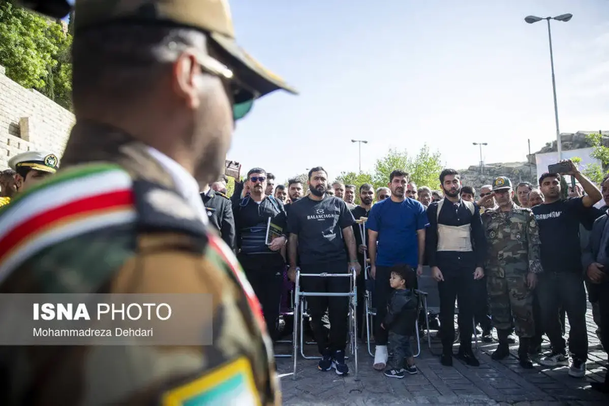 استقبال پرشور از خدمه بازمانده ناوشکن دنا در شیراز