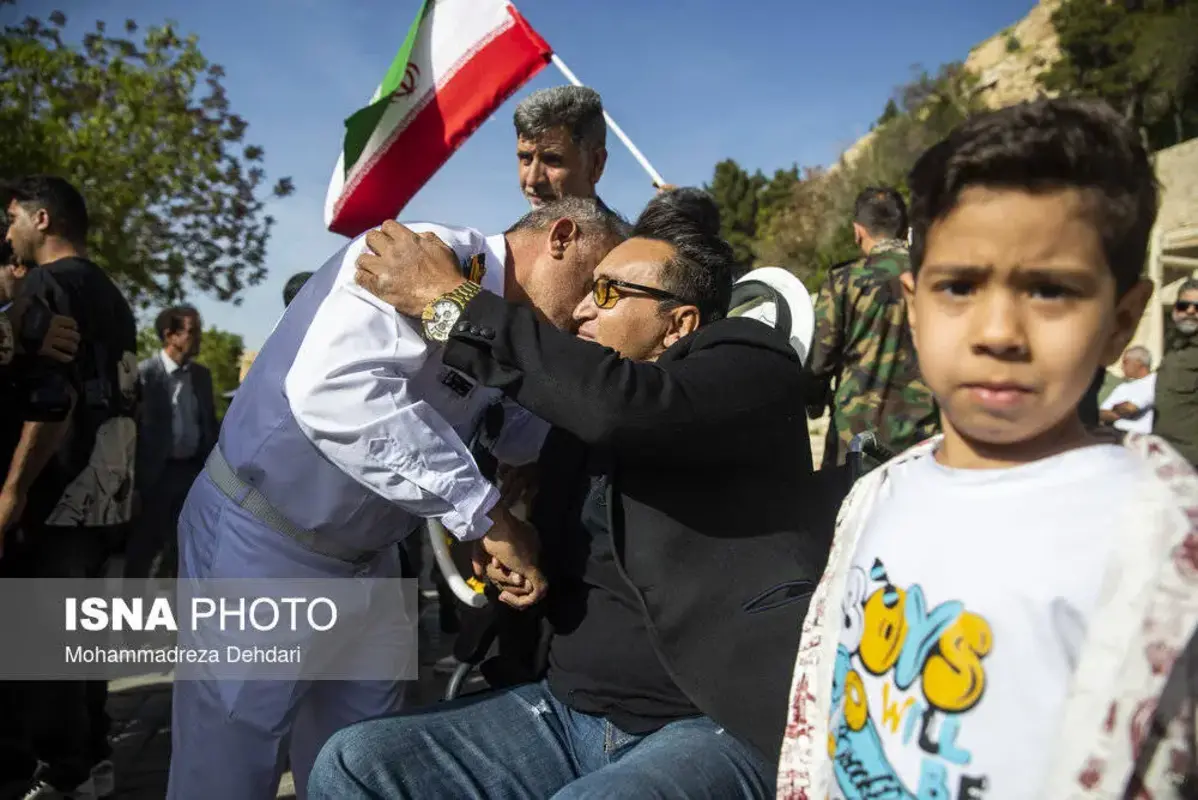 استقبال پرشور از خدمه بازمانده ناوشکن دنا در شیراز