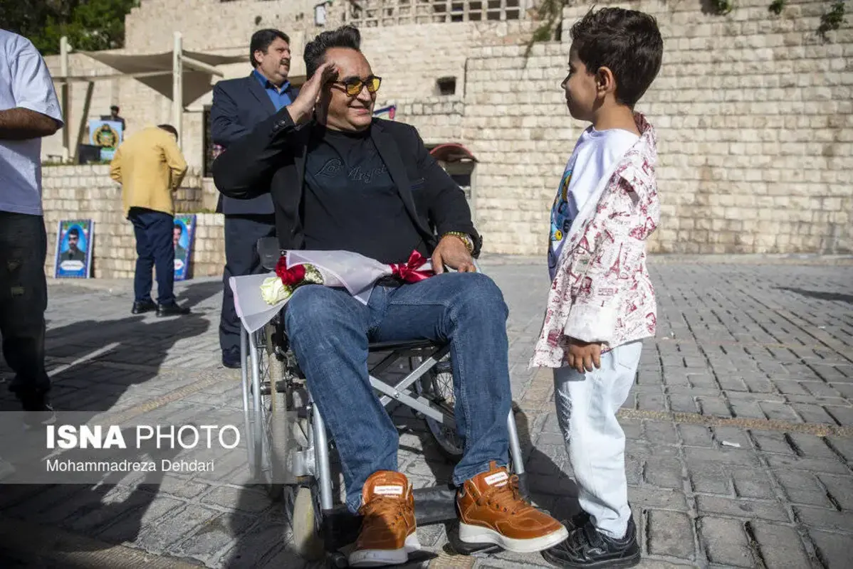 استقبال پرشور از خدمه بازمانده ناوشکن دنا در شیراز