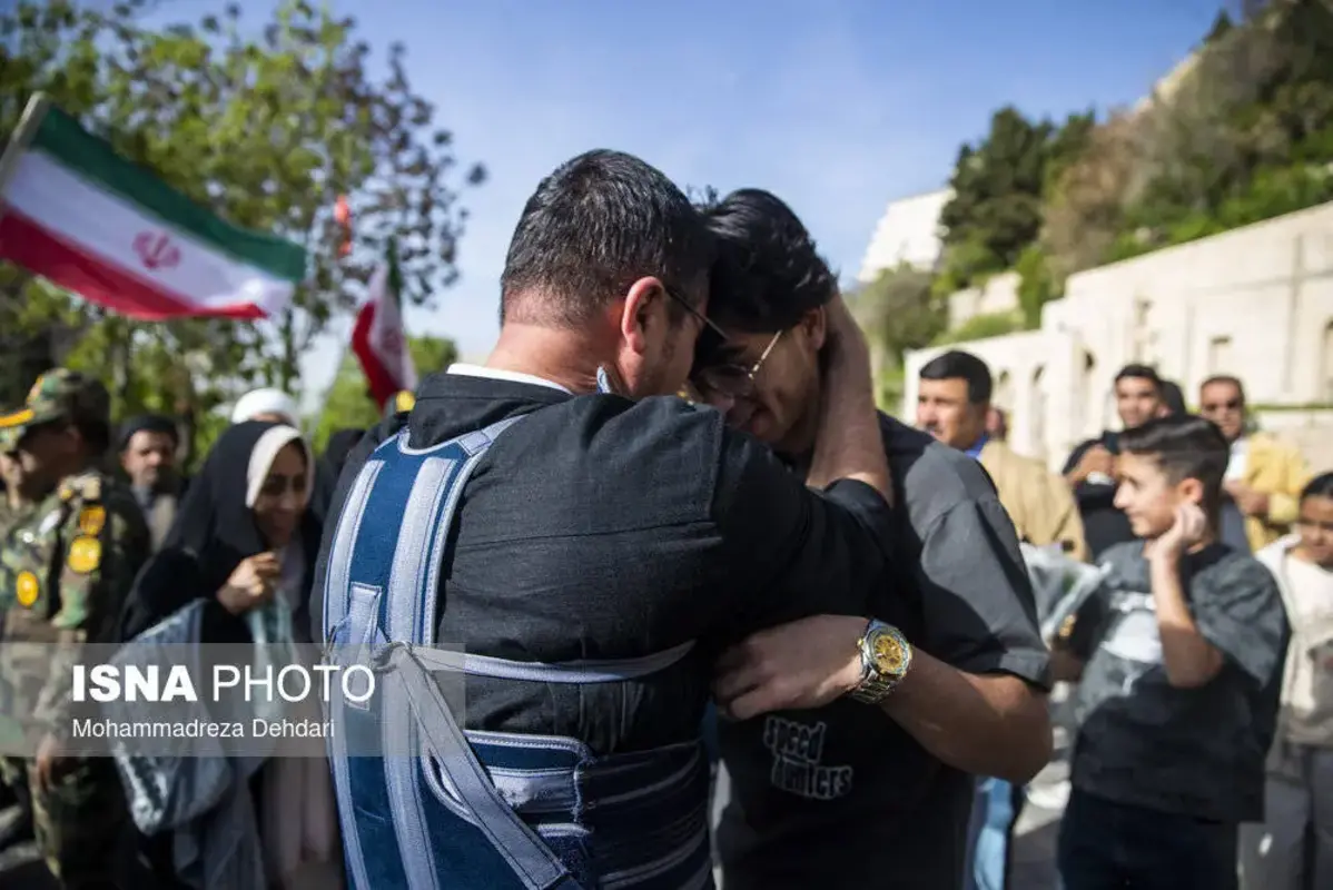 استقبال پرشور از خدمه بازمانده ناوشکن دنا در شیراز