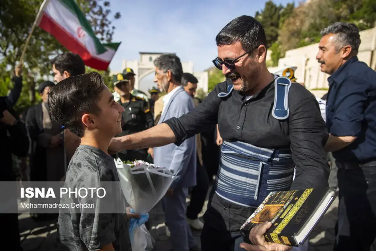 استقبال پرشور از خدمه بازمانده ناوشکن دنا در شیراز