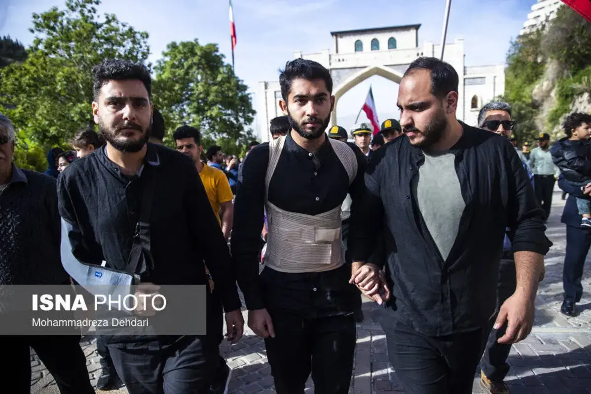 استقبال پرشور از خدمه بازمانده ناوشکن دنا در شیراز