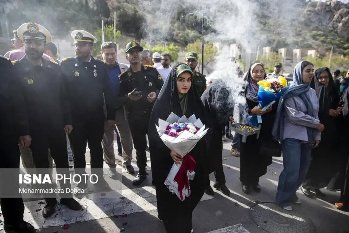 استقبال پرشور از خدمه بازمانده ناوشکن دنا در شیراز
