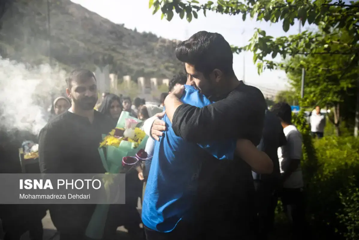 استقبال پرشور از خدمه بازمانده ناوشکن دنا در شیراز