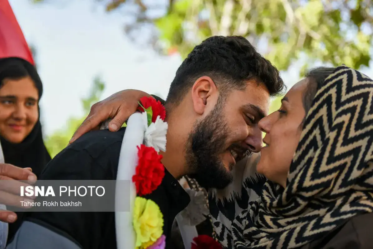 استقبال پرشور از خدمه بازمانده ناوشکن دنا در شیراز