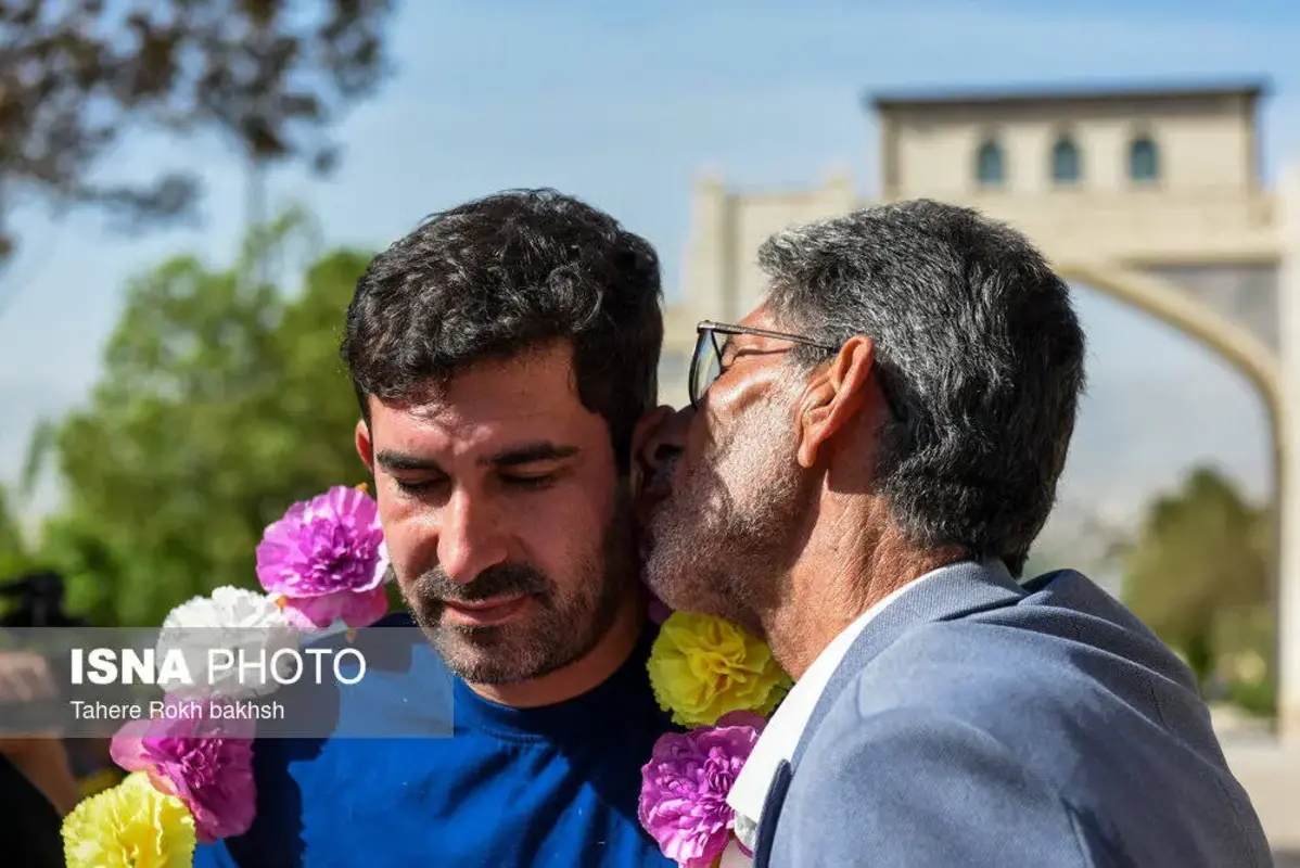 استقبال پرشور از خدمه بازمانده ناوشکن دنا در شیراز