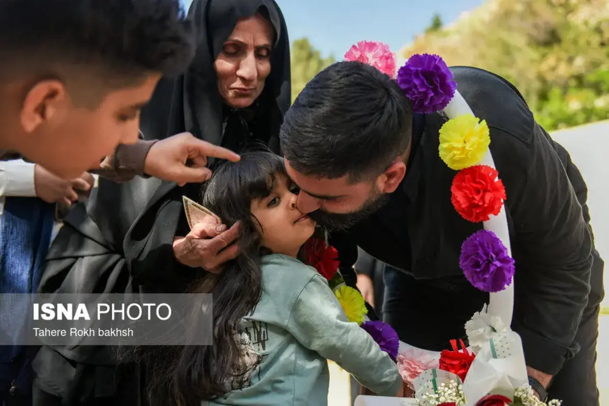 استقبال پرشور از خدمه بازمانده ناوشکن دنا در شیراز