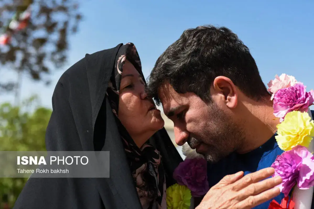 استقبال پرشور از خدمه بازمانده ناوشکن دنا در شیراز