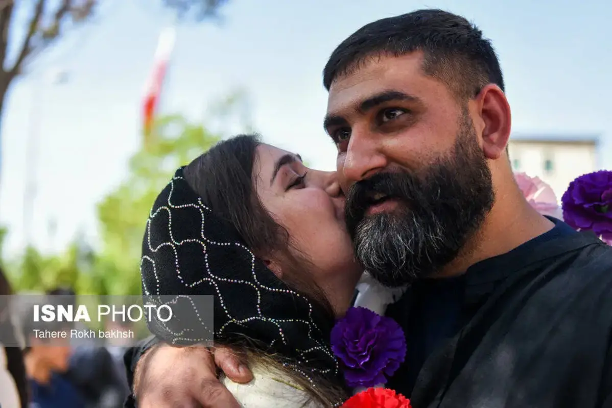 استقبال پرشور از خدمه بازمانده ناوشکن دنا در شیراز