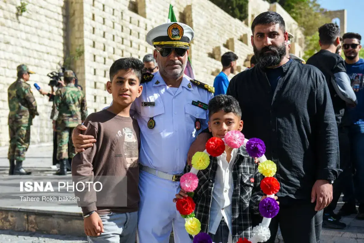 استقبال پرشور از خدمه بازمانده ناوشکن دنا در شیراز