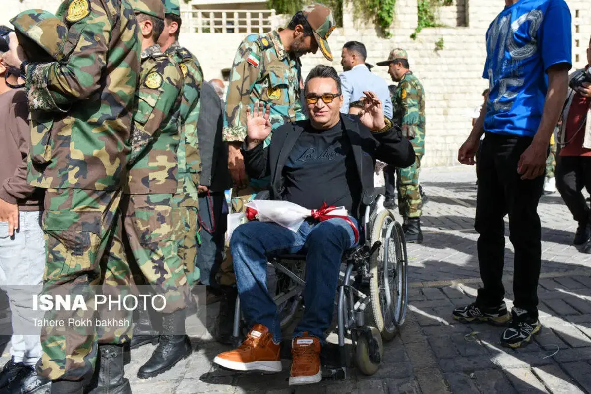 استقبال پرشور از خدمه بازمانده ناوشکن دنا در شیراز