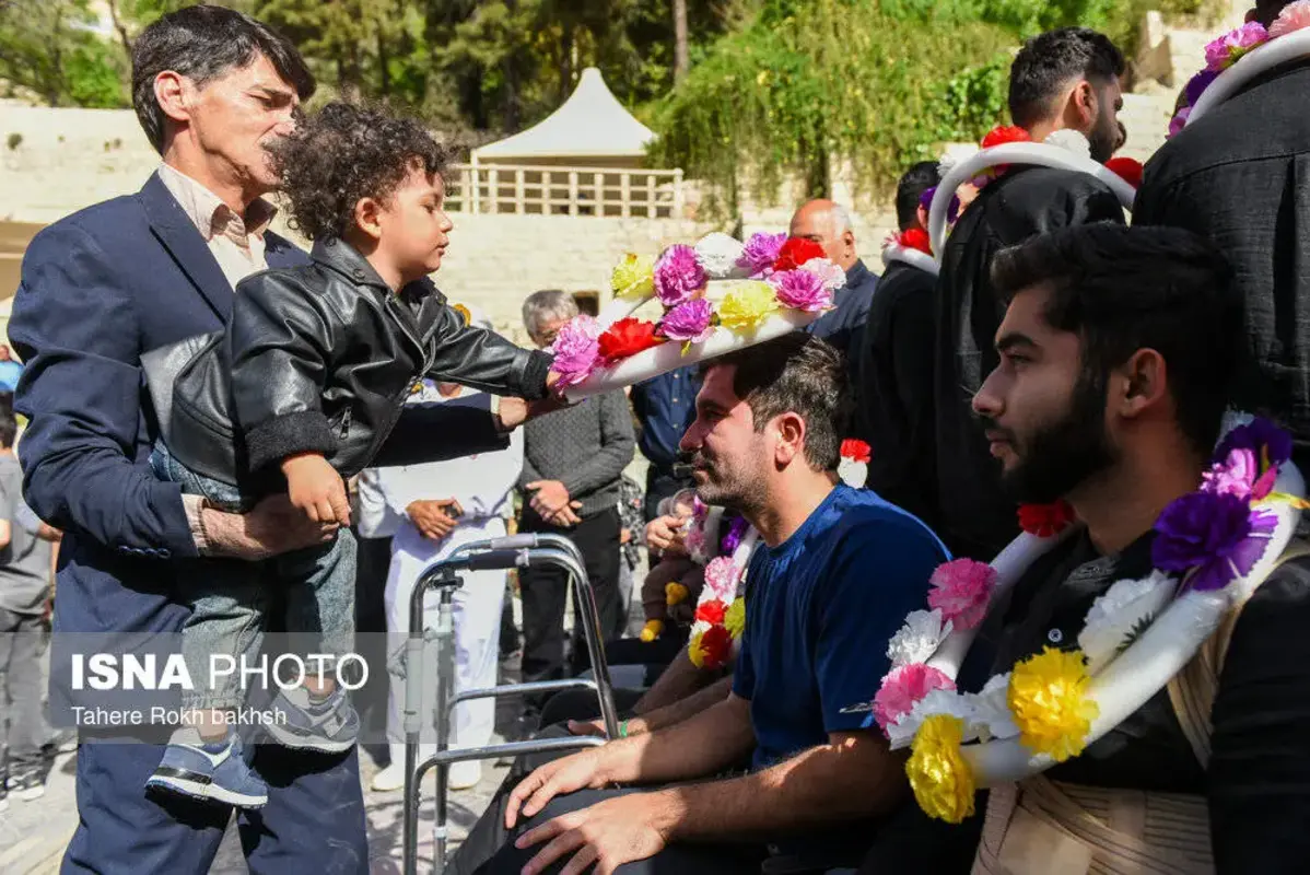 استقبال پرشور از خدمه بازمانده ناوشکن دنا در شیراز