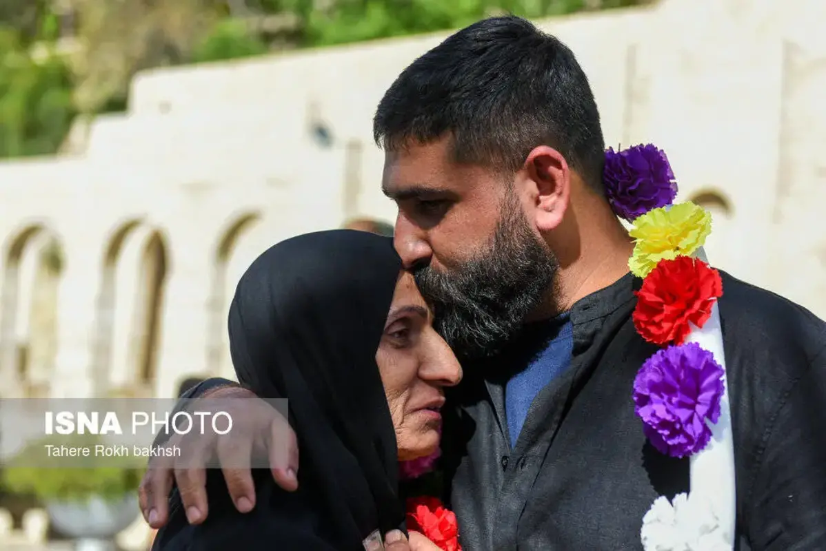 استقبال پرشور از خدمه بازمانده ناوشکن دنا در شیراز