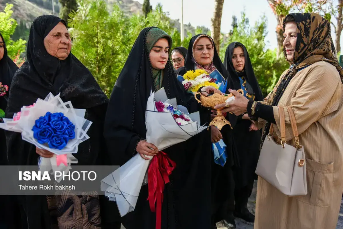 استقبال پرشور از خدمه بازمانده ناوشکن دنا در شیراز