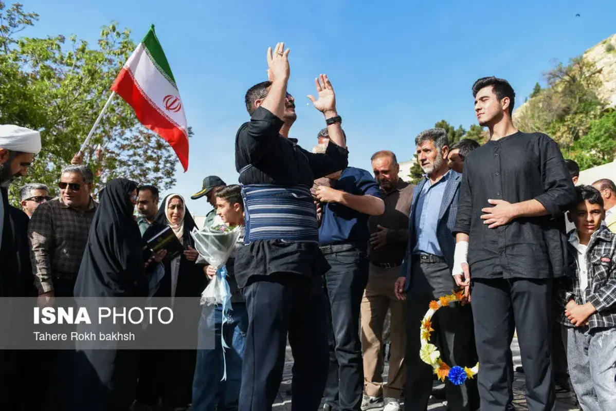 استقبال پرشور از خدمه بازمانده ناوشکن دنا در شیراز