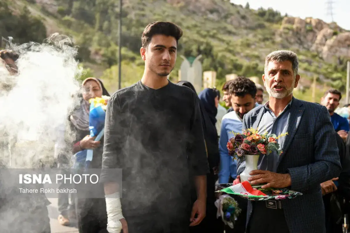 استقبال پرشور از خدمه بازمانده ناوشکن دنا در شیراز