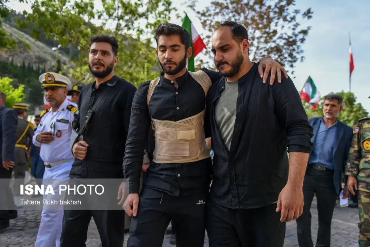 استقبال پرشور از خدمه بازمانده ناوشکن دنا در شیراز