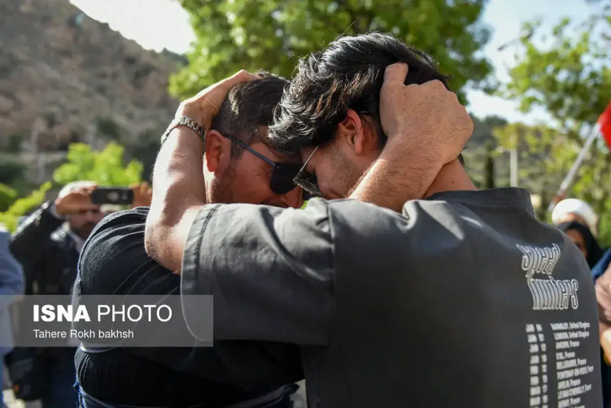 استقبال پرشور از خدمه بازمانده ناوشکن دنا در شیراز