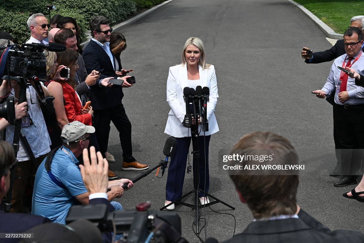 نشست خبری سخنگوی کاخ سفید پیش از زایمان 