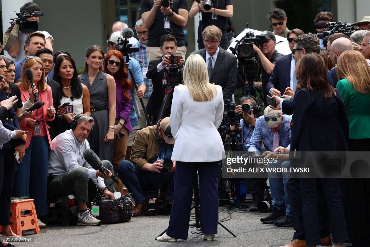 نشست خبری سخنگوی کاخ سفید پیش از زایمان 