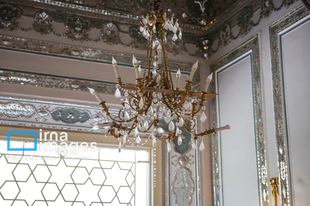  عکس/ خسارات برجا مانده بر کاخ سعدآباد در اثر جنگ