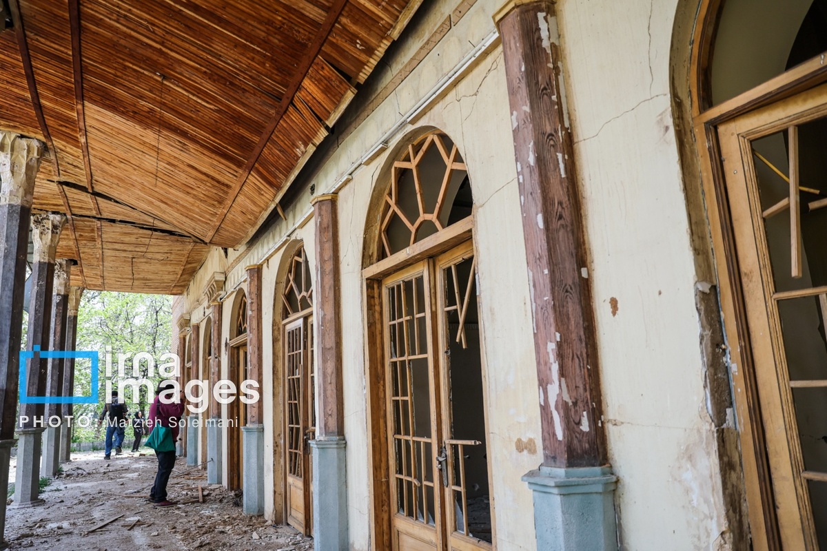  عکس/ خسارات برجا مانده بر کاخ سعدآباد در اثر جنگ