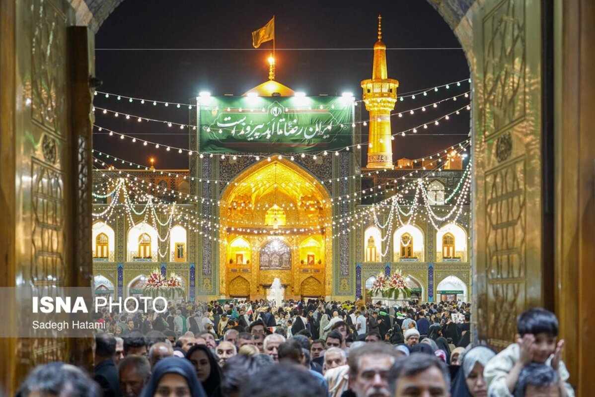 حال و هوای حرم رضوی در شب ولادت امام رضا (ع)