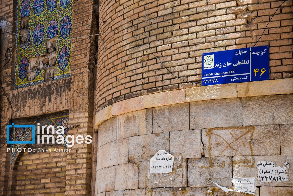 قدم زدن در خیابان لطفعلی‌خان زند در روز شیراز