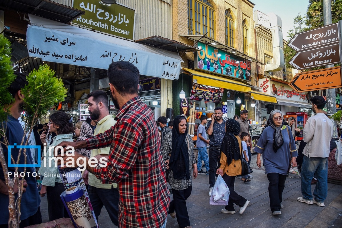 قدم زدن در خیابان لطفعلی‌خان زند در روز شیراز