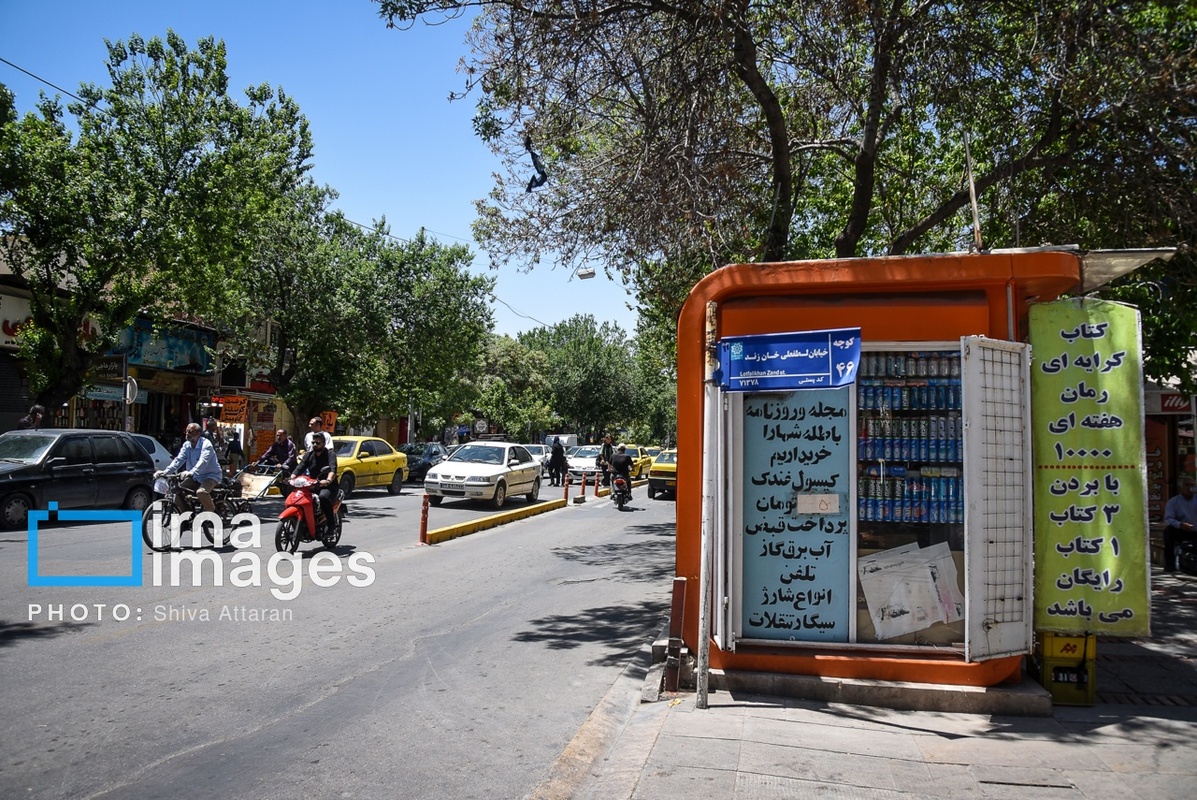 قدم زدن در خیابان لطفعلی‌خان زند در روز شیراز