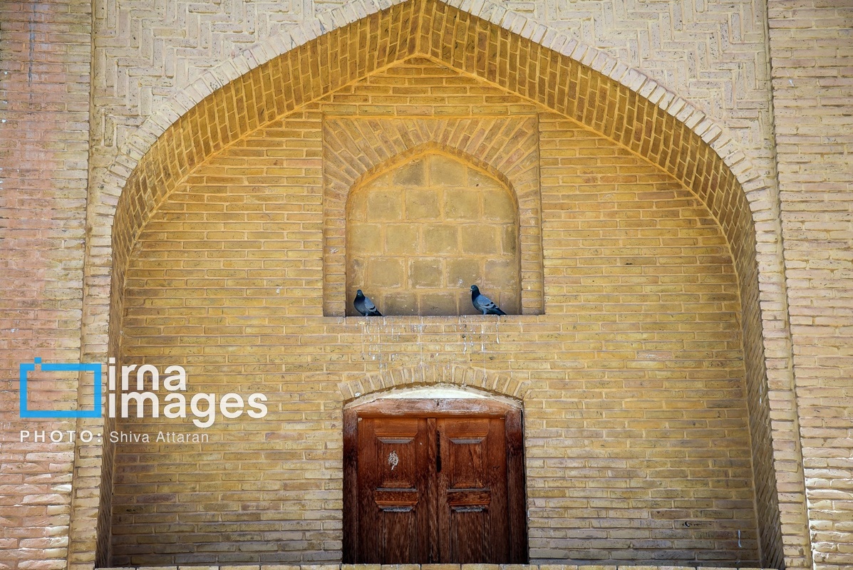 قدم زدن در خیابان لطفعلی‌خان زند در روز شیراز