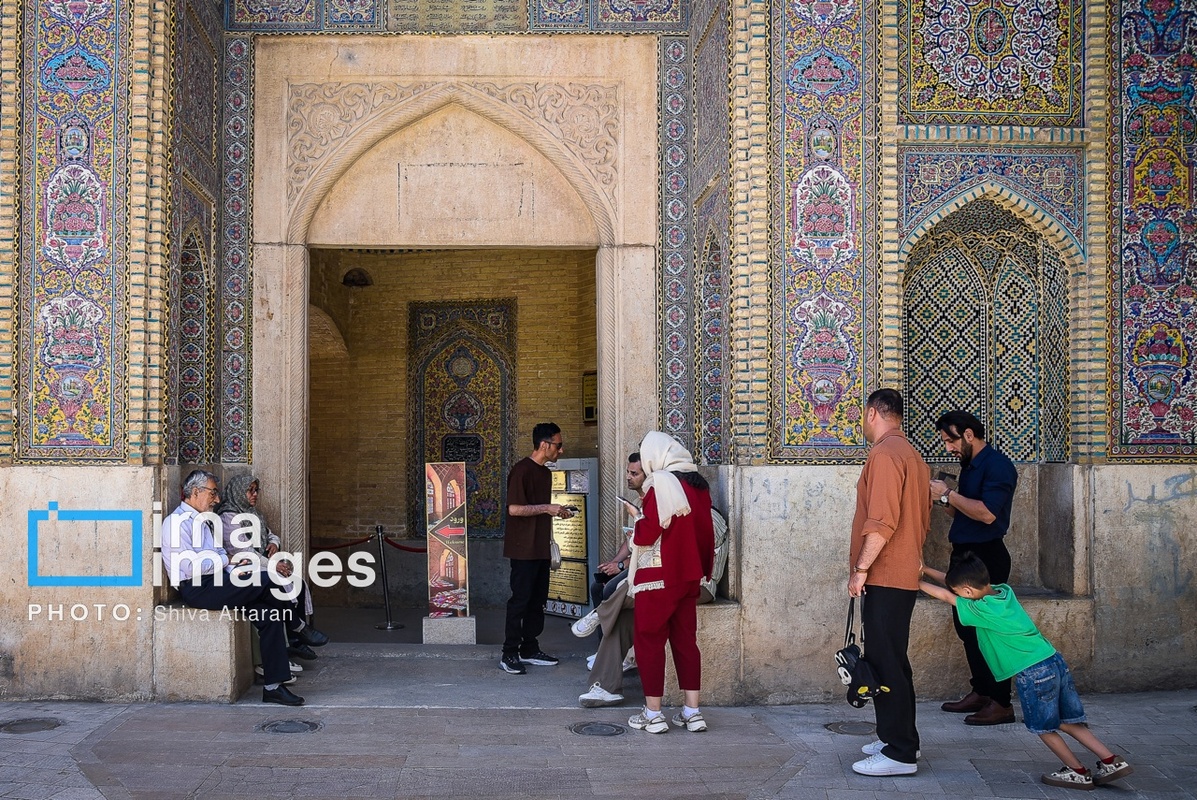 قدم زدن در خیابان لطفعلی‌خان زند در روز شیراز