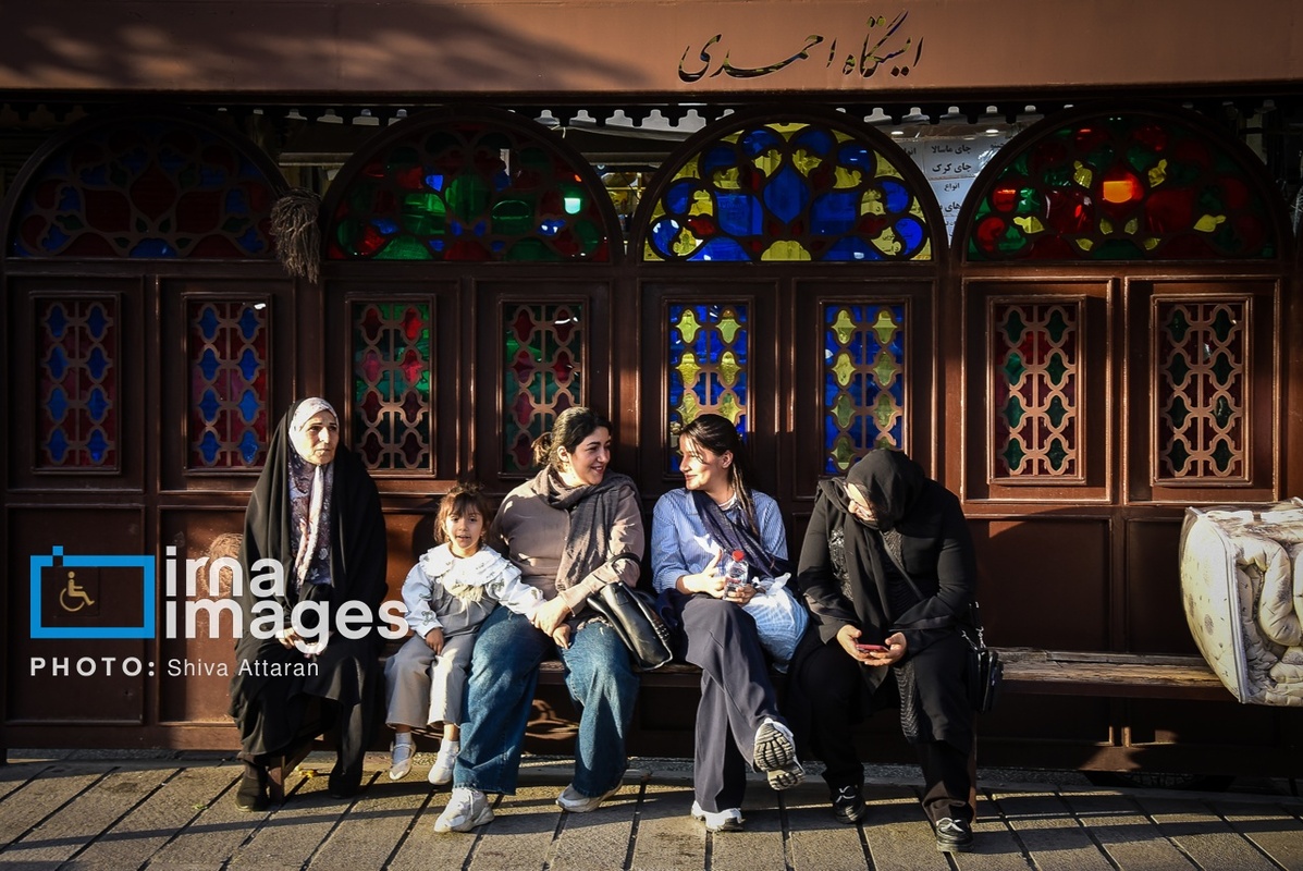 قدم زدن در خیابان لطفعلی‌خان زند در روز شیراز