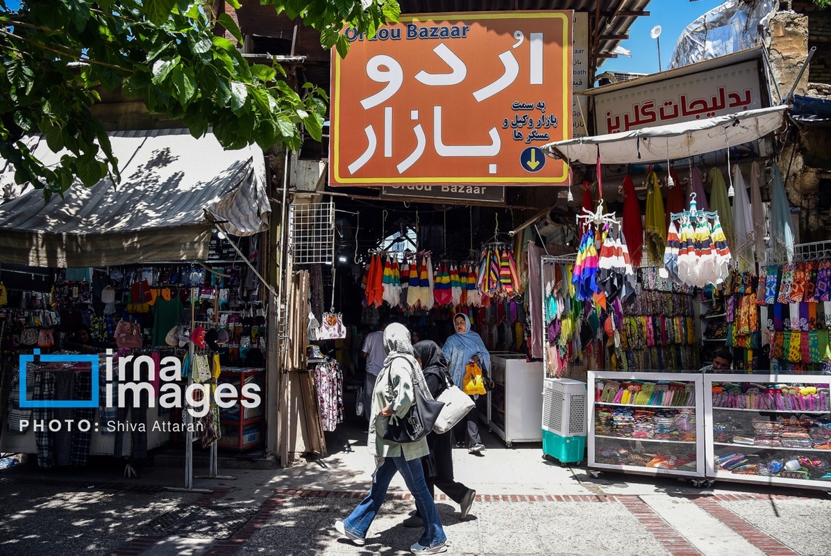 قدم زدن در خیابان لطفعلی‌خان زند در روز شیراز