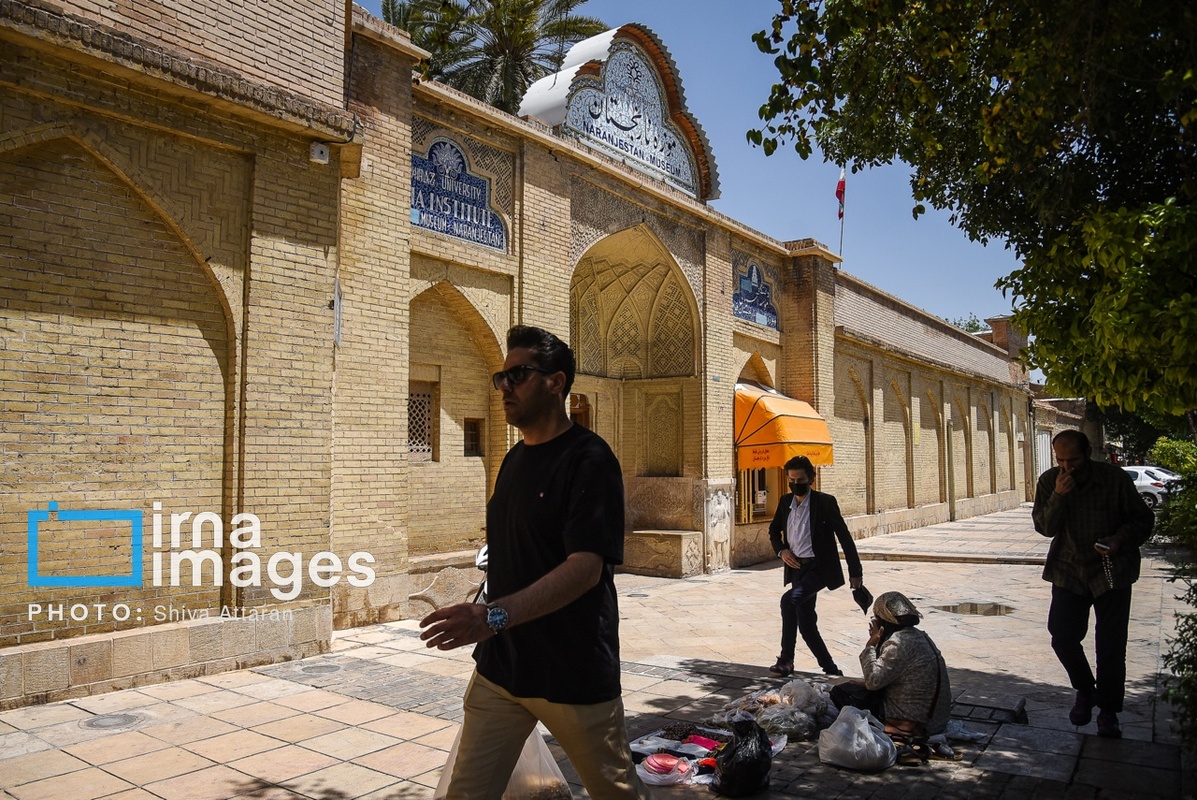 قدم زدن در خیابان لطفعلی‌خان زند در روز شیراز