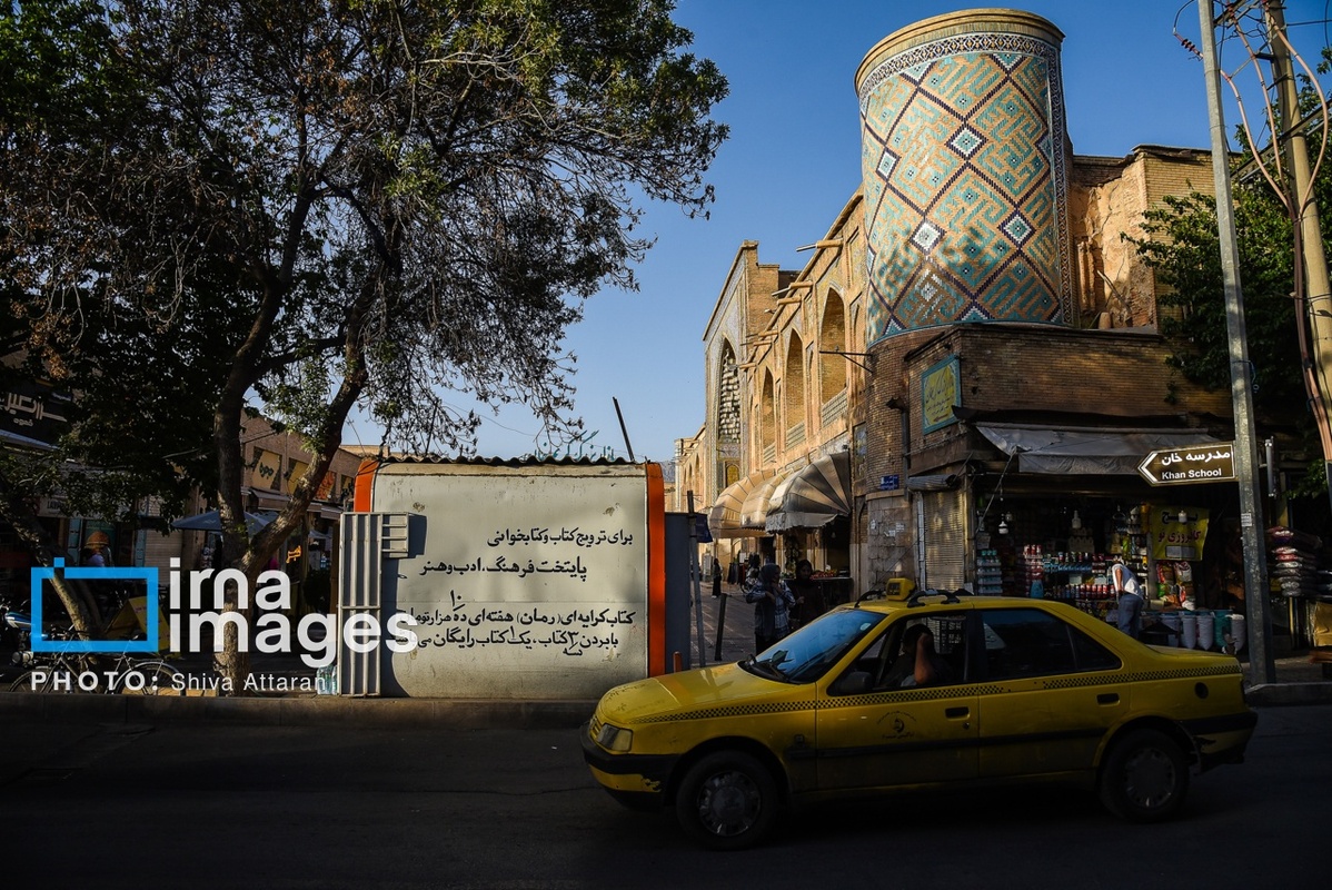 قدم زدن در خیابان لطفعلی‌خان زند در روز شیراز
