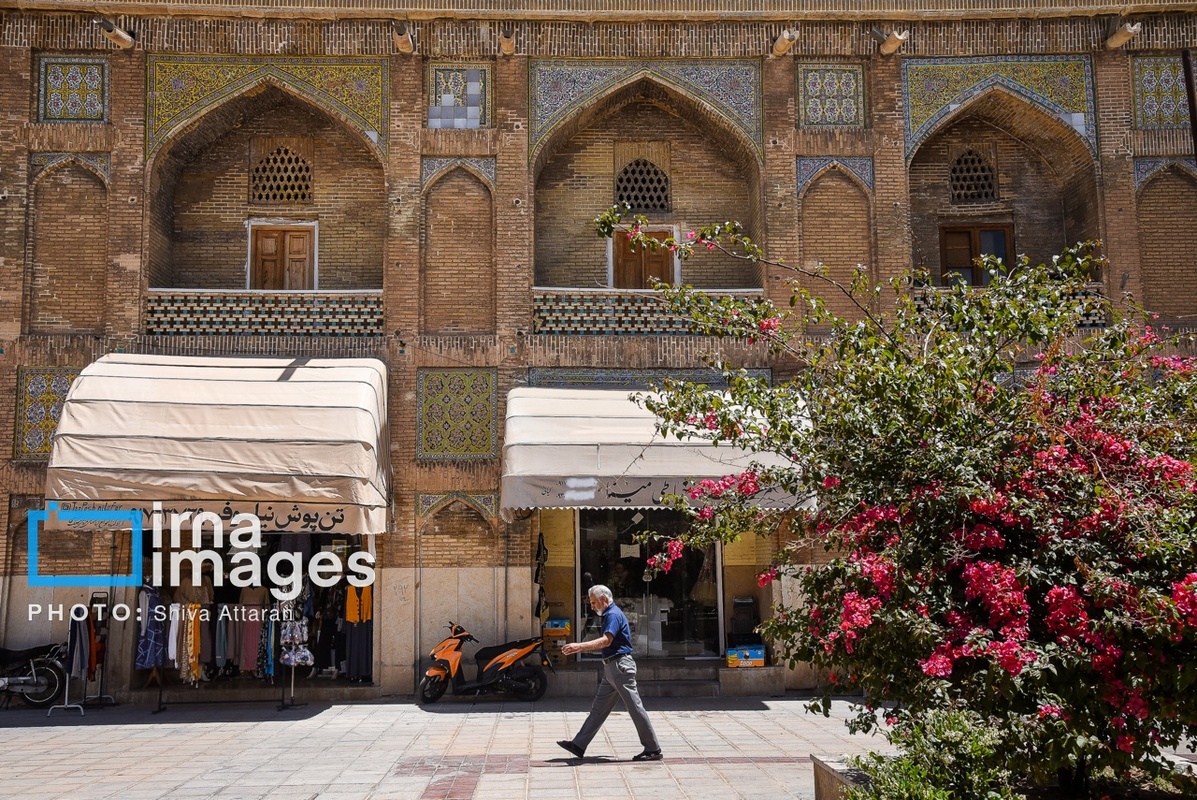 قدم زدن در خیابان لطفعلی‌خان زند در روز شیراز